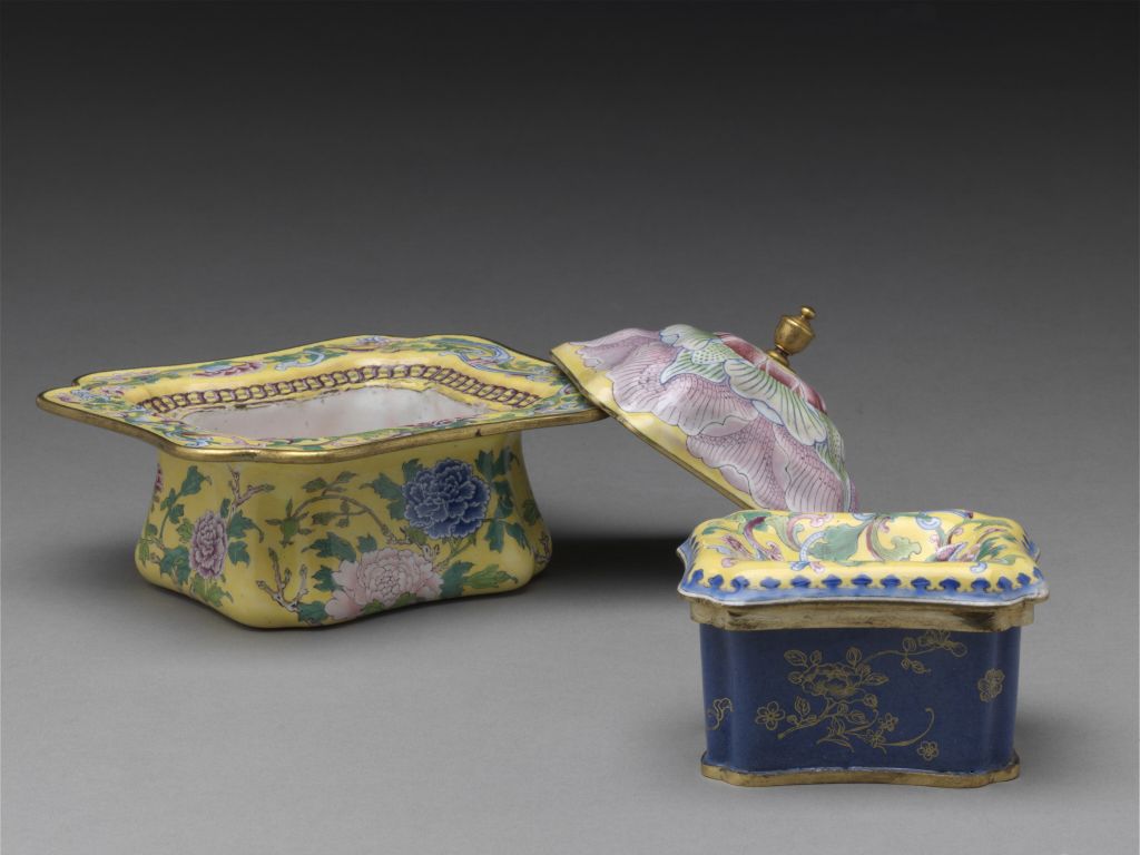 图片[2]-Qianlong style enamel peony pattern sunflower petal spittle bowl-China Archive